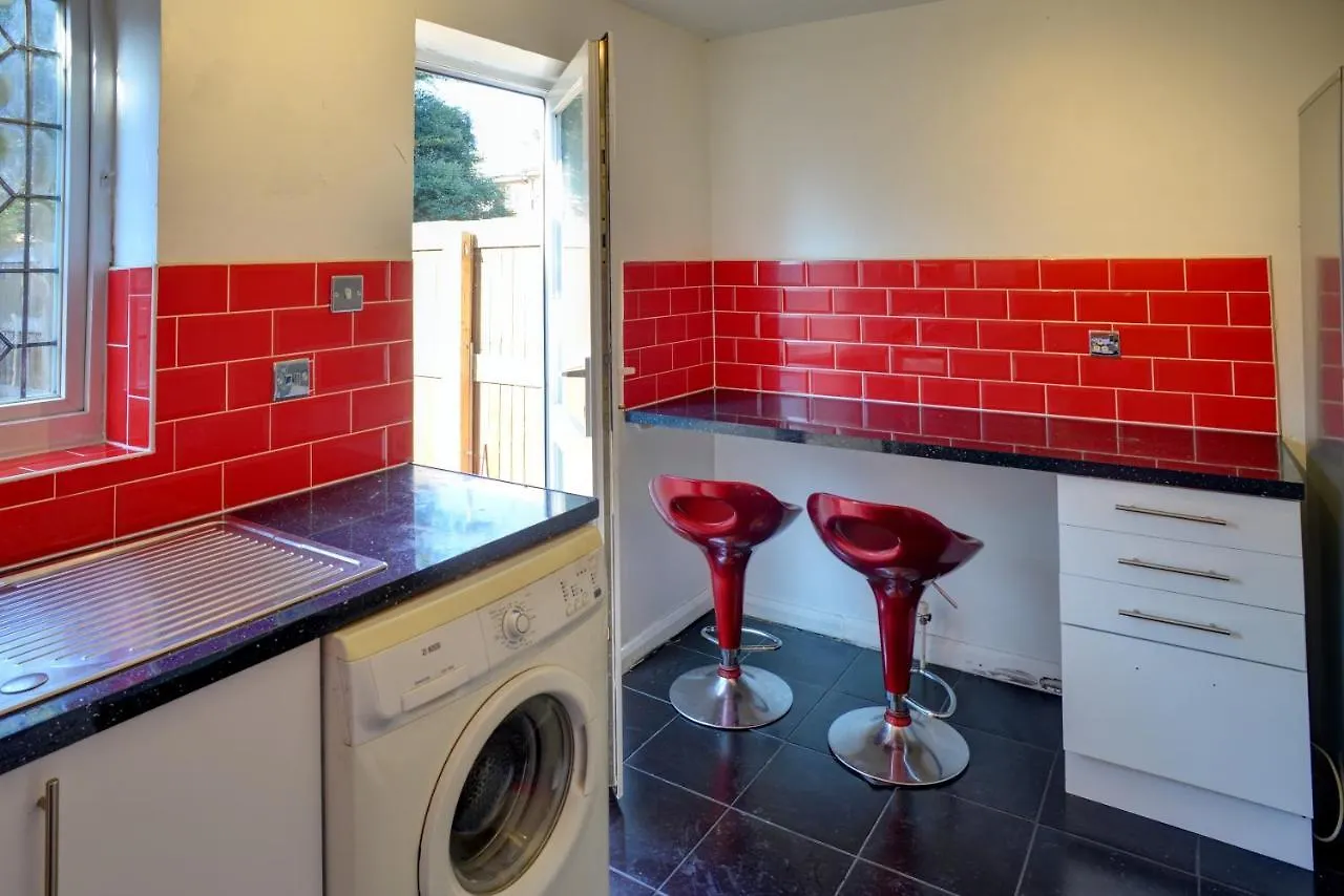 Stylish 2B House With Parking Apartment London