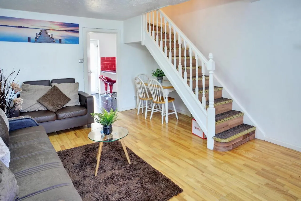 Stylish 2B House With Parking Apartment London
