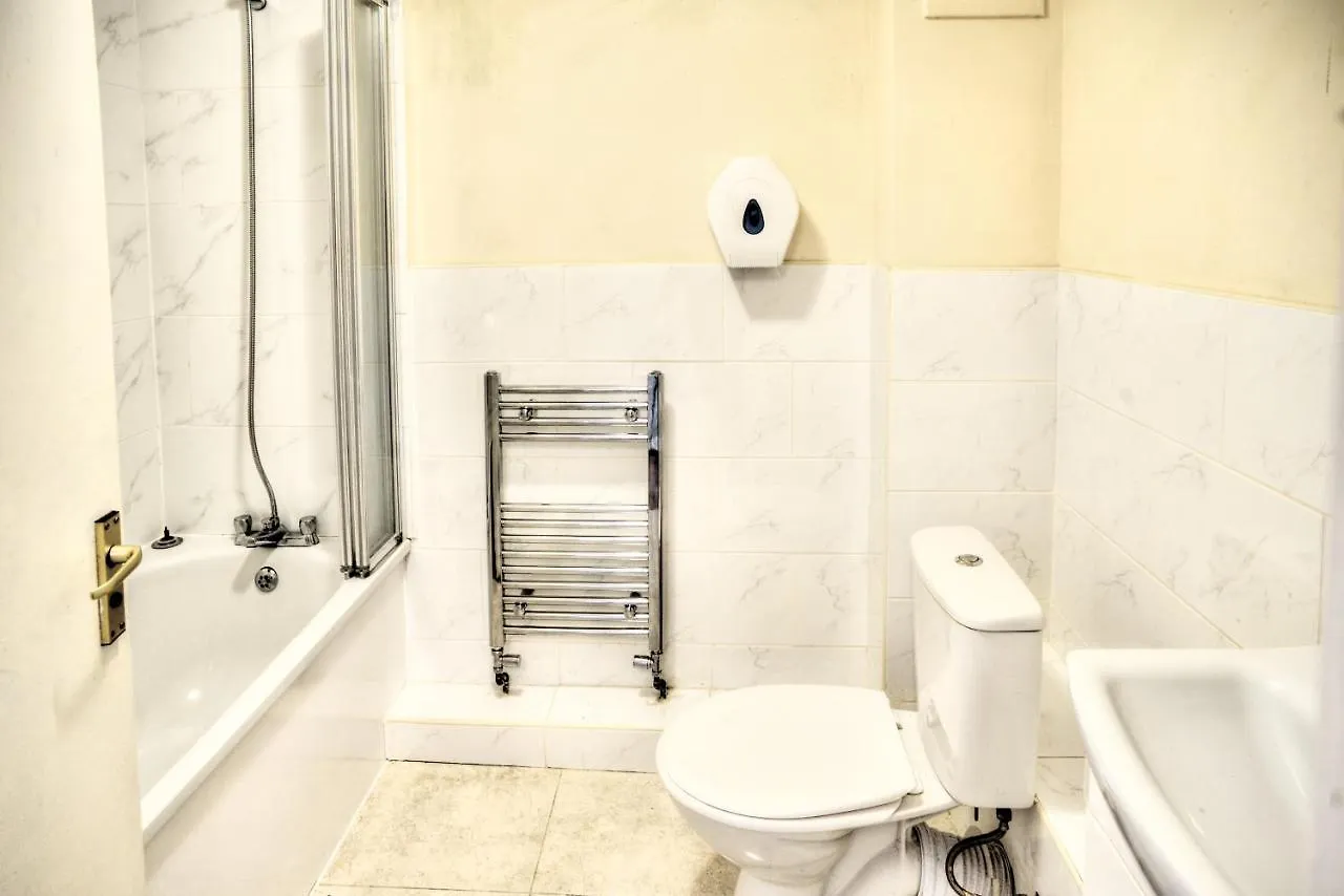 Stylish 2B House With Parking Apartment London