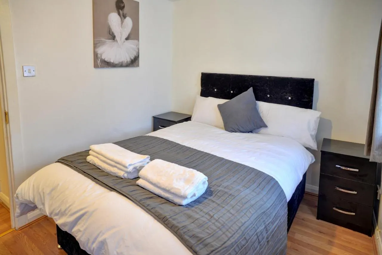 Stylish 2B House With Parking Apartment London