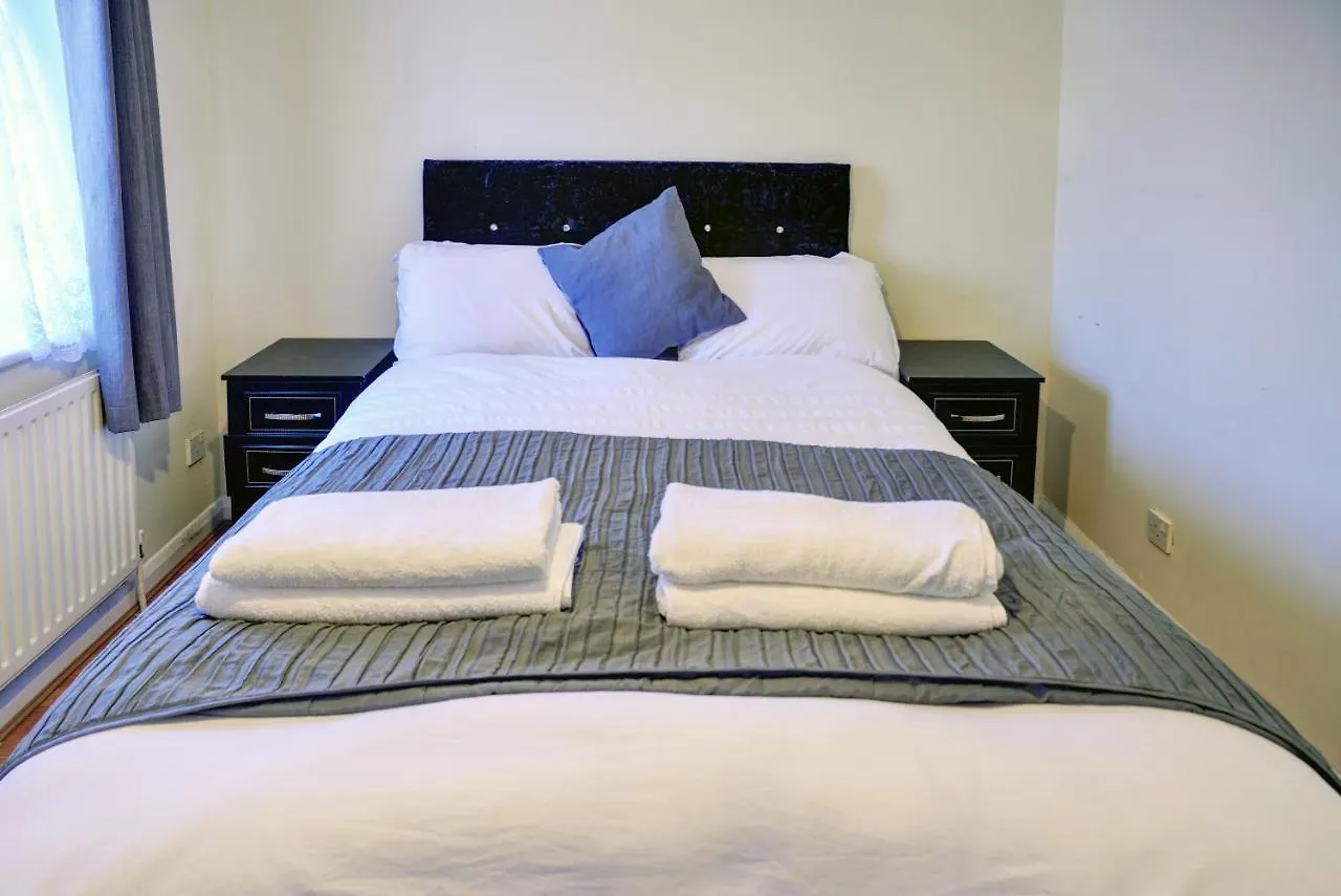 Stylish 2B House With Parking Apartment London
